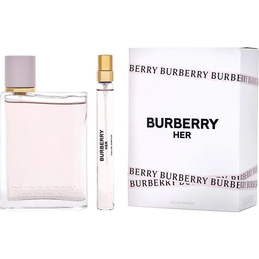 El set BURBERRY HER + TRAVEL GIFT EDP 3.4OZ de DarlynS Perfumería y Accesorios incluye un frasco rectangular grande, un vaporizador de viaje delgado, y se presenta en una caja blanca con el logotipo de Burberry y bandas diagonales de texto Burberry.