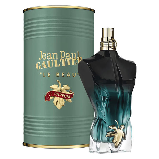 Una lata cilíndrica verde con detalles dorados y la marca JEAN PAUL GAULTIER LE BEAU 125 ML de DarlynS Perfumería y Accesorios se encuentra junto a un frasco en forma de torso masculino verde azulado y negro con un detalle de pan de oro en la cintura.
