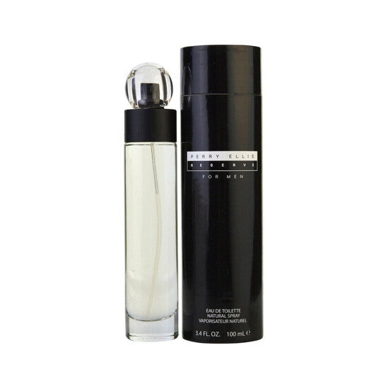 Un frasco de cristal transparente con tapón redondo, que contiene un líquido ligero, se encuentra junto a un cilindro negro alto con la etiqueta "PERRY ELLIS RESERVE FOR MEN" de DarlynS Perfumería y Accesorios.