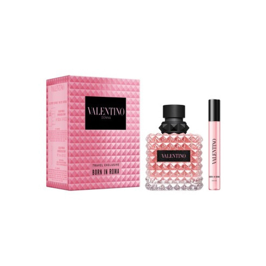 El set VALENTINO DONNA BORN IN ROMA + TRAVEL EXCLUSIVE 3.4 OZ de DarlynS Perfumería y Accesorios incluye una caja rosa, un frasco de cristal con tachuelas y tapón negro y un vaporizador de viaje rosa.