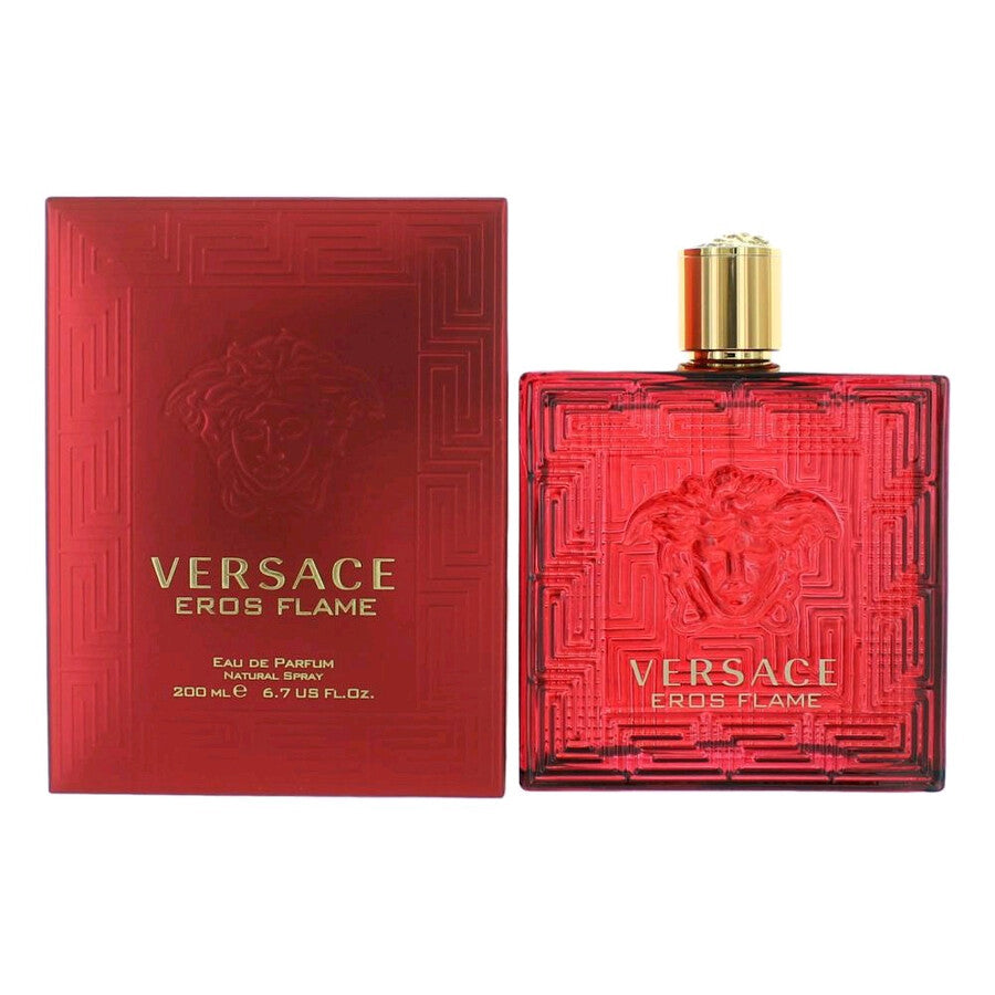 Un estuche rojo VERSACE EROS FLAME 200 ML de DarlynS Perfumería y Accesorios junto a un frasco cuadrado rojo a juego con tapón dorado. Ambos presentan texto dorado y el logotipo de la cabeza de Medusa de Versace.