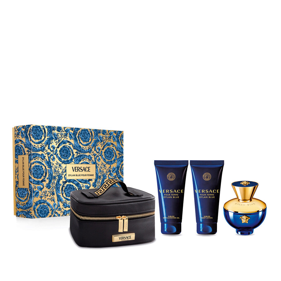 El VERSACE DYLAN BLUE SET 4 PCS WOMAN de DarlynS Perfumería y Accesorios incluye una caja decorativa azul y dorada, un neceser negro, dos lociones corporales y un frasco de perfume azul y dorado a juego.